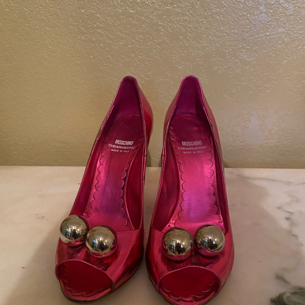 Pink metallic size 9 moschino shoes. Some scratches.
